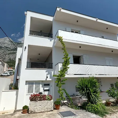 For 4 - Lovreta Makarska